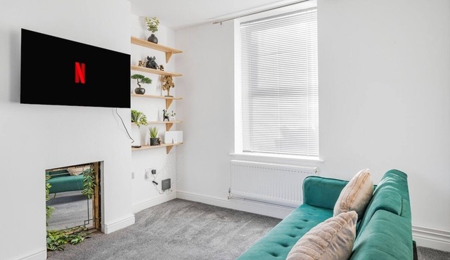 Bright & Cosy 3 Bed Home I Parking I Sleeps 6