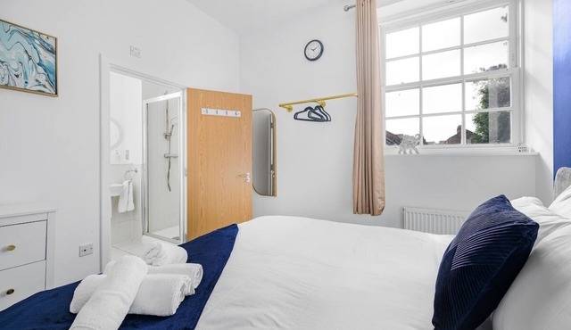 Bright & Modern 3 Bed Home | Sleeps 5