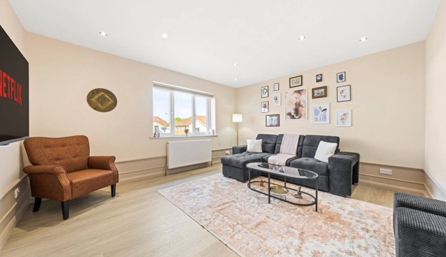 Bright & Modern 3-Bed | Next To Glasgow Airport