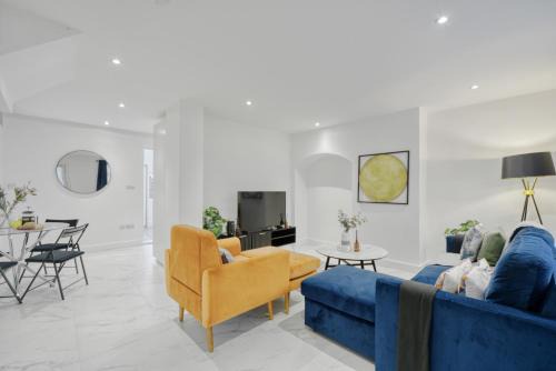 Bright Modern Edgware Home with Garden & Parking Sleeps 6