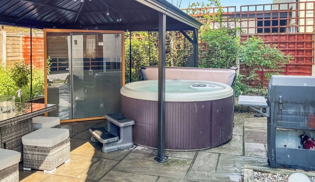 Bright spacious house with hot tub close to all amenities.