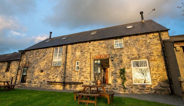 Bryn Lon Mawr: 5-Bed Barn Conversion in Caergeiliog | Managed by Anglesey Holiday Lettings