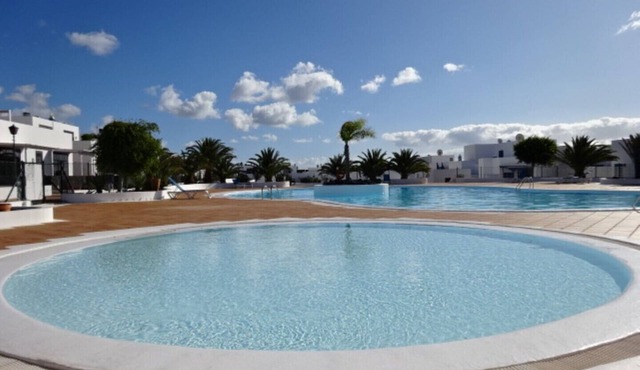 Bungalow with beautiful roof top views, Minutes from the Marina