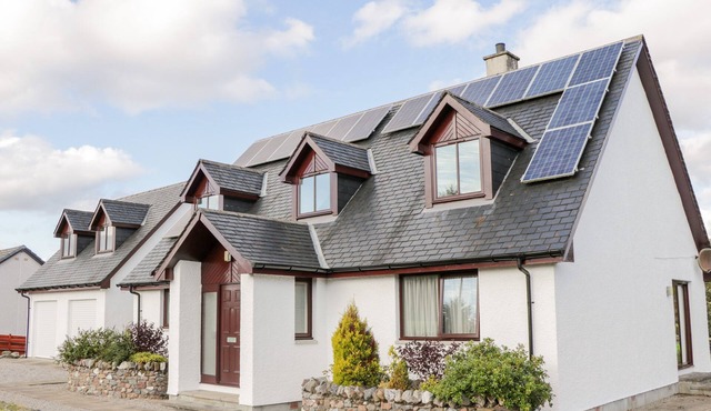 BURNSIDE, pet friendly, character holiday cottage in Lairg