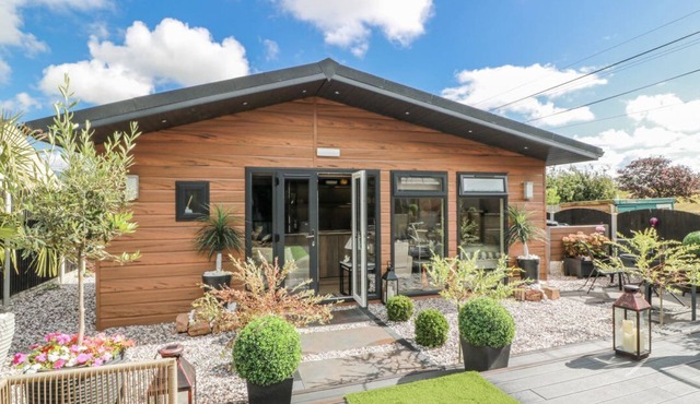 Cabin At The Brig, Annan