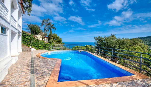 CALMA: Spectacular holiday rental villa with private pool and sea views in Sa Riera, Begur.