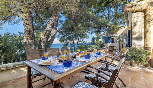 Can Blau, mediterranean style with sea views