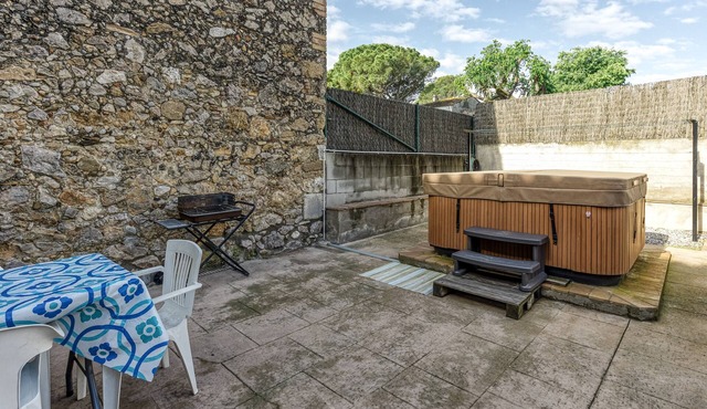 Can Castelló Baixos – Casa acogedora para 6 personas en Viladamat con terraza y barbacoa