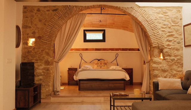 Can Joan Loft - A romantic loft with a medieval arch on the Costa Brava