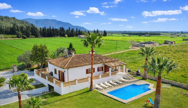 Can Mussol 040 magnificent villa with private swimming pool, large garden, children's area, billiards, ping pong and WiFi.