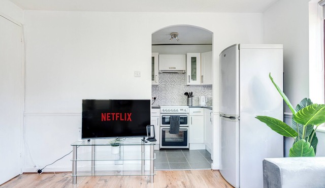 Canada Water 2-bed Flat, Sleeps 6 w/Free Parking