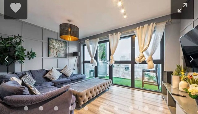 Canary Wharf Skyline 2BR with Big Sunny Balcony