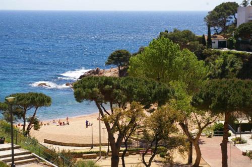 Carabela – Terraza y Vistas al Mar en Cala Salions