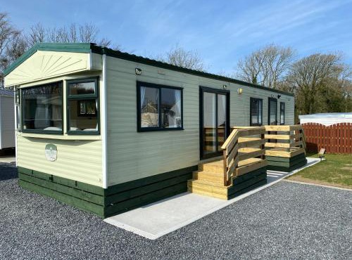Caravan - Sleeps 4 - Pet friendly - Parking