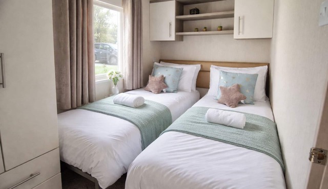Caravan Sleeps 6 - Sea Views, Parking, Pets