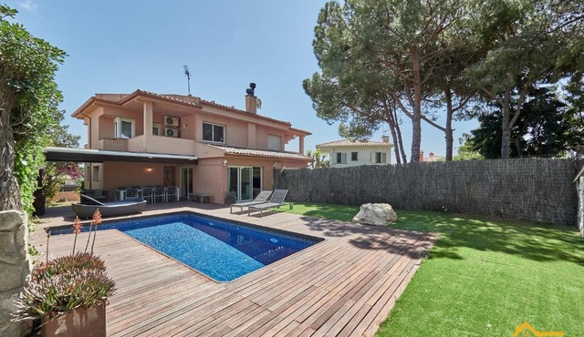 Casa con Piscina Privada, Barbacoa y Sala Juegos, Creixell