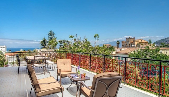 Casa Crawford – Vesuvius View Terrace, Walk to Town by Feeling Italy