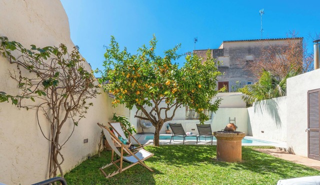 Casa Llimoner with Pool and Garden, Close to the Center in Sant Lorenç
