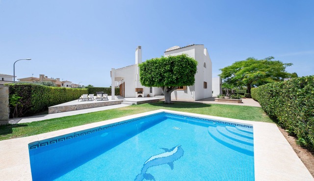 Casa Félix is located in a residential area, with a private pool and gardens