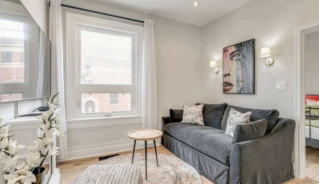 Casa Hotels: Chic Suite w Fireplace Leslieville