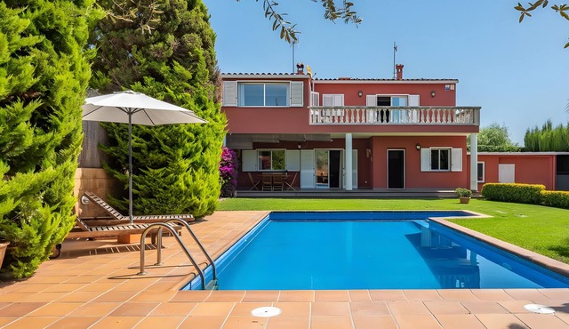 Casa Monica – Charming House with Garden and Pool Near the Village Center