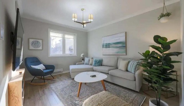 Casa Queen East - Modern 2BR Suite in Leslieville