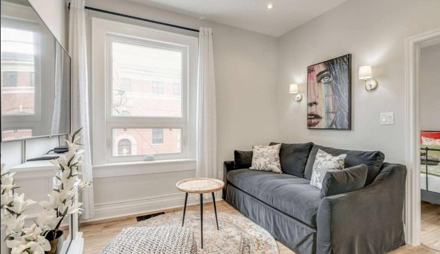 Casa Queen - Unique 2BR Suite in Leslieville