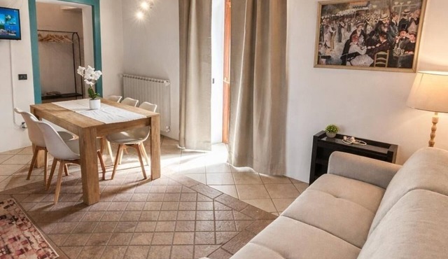 Casa Renoir: A bright one-bedroom apartment in the historic center of Suna, near the lake and the beach