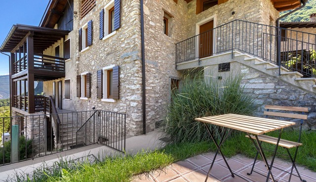 Casa Zucchelli, Garda Trentino: Castle View, Private Garden, Up to 8 Guests