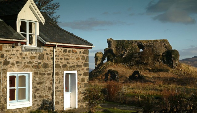 Castle Cottage. View of Aros Castle. 2 Bedrooms. Sleeps 3.