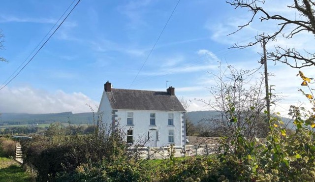 Castleroddy House - spacious country house - king beds - extensive parking