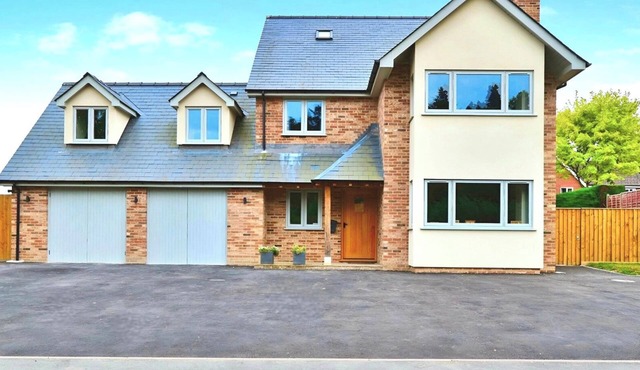 CEFN COED, pet friendly, character holiday cottage in Presteigne