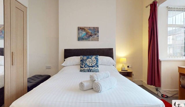 Central 5 Bedroom House with Parking