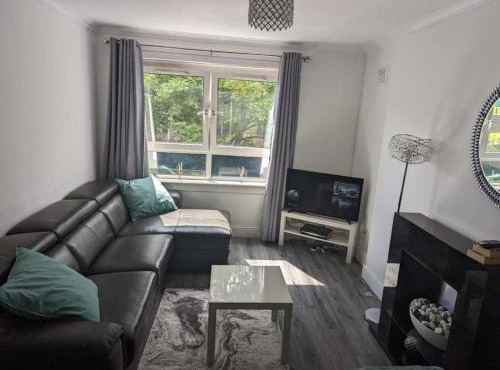 Central 1-Bed Apt Sleeps 4 5 mins to Station