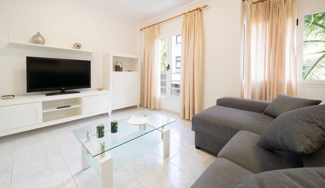 Central floor, spacious and bright. Free WIFI. Beach 5 minutes.