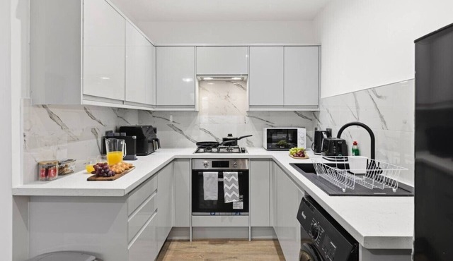 Central | FREE parking | Connections to Manchester