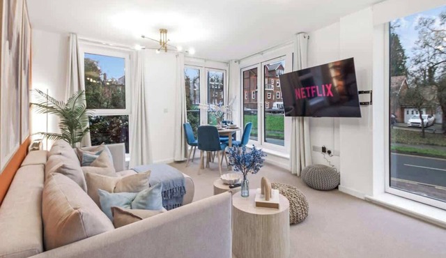 Central Hemel 2-Bed Flat with Secure Parking
