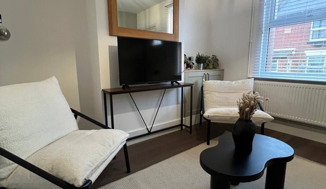 Central Home | Sleeps 5 | Free Nearby Parking