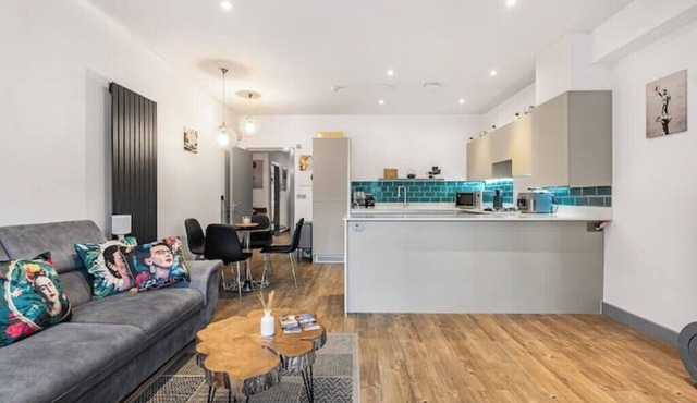 Central Spacious Luxury Apt.- Train London 35min- Stansted 45 min -Free Parking