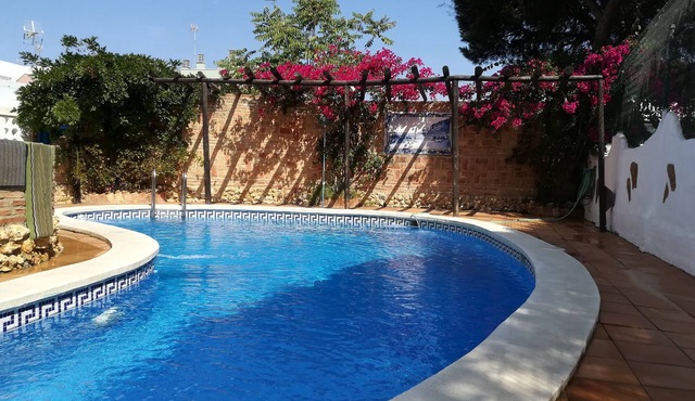 Chalet con piscina y garaje privado al lado de la playa y del centro del pueblo.