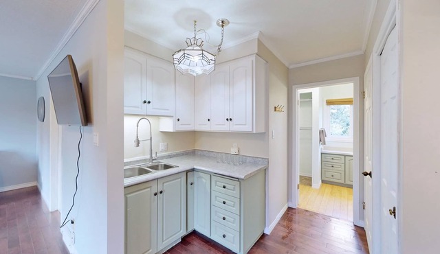Charming 1 Bedroom Apartment Overlooking Garden
