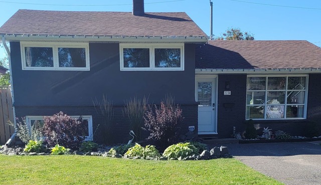 Charming 2-bedroom home close to walking trails and restaurants