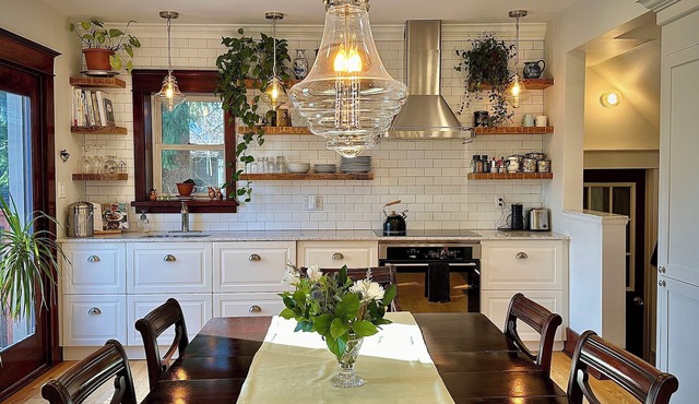 Charming 3BR Heritage Home Near Downtown Fergus & Elora
