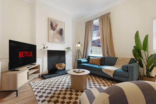 Charming 4BR Retreat in Hull Sleeps 8 by Stay With Us