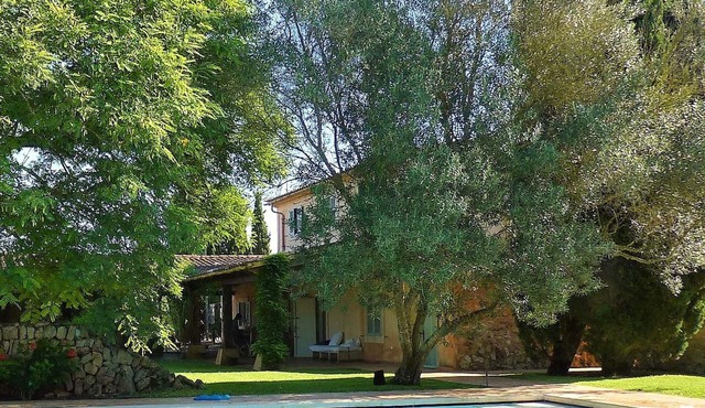 Charming and quiet private villa on large property with pool, sauna and gym