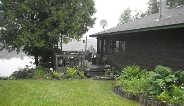 Charming Authentic Family Cottage on Lake