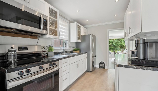 Charming bungalow centrally located in East Oakville