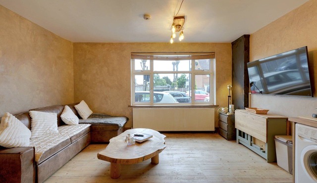 Charming Burnt Oak Retreat