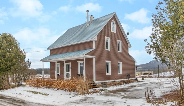 Charming centennial farmhouse minutes away from Mont-Tremblant