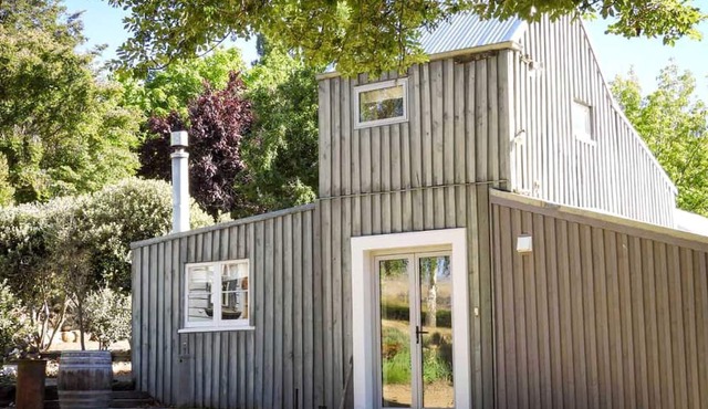 Charming Cottage Getaway with Breathtaking Views near Queenstown, South Island